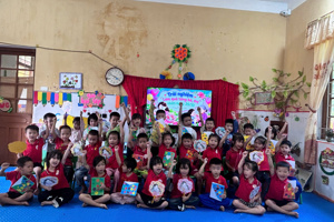 Hoạt động trải nghiệm làm thiệp, quà tặng bà, mẹ của các bé phân hiệu Tràng Các nhân ngày 20/10
