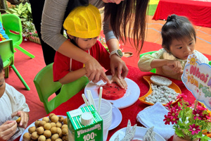 BÉ HÀO HỨNG TRẢI NGHIỆM LÀM HOA QUẢ DẦM - VUI TIỆC BUFFET