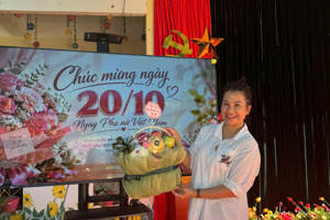 Cô Hiệu trưởng hát tặng tất cả các chị em phụ nữ nhân ngày 20/10